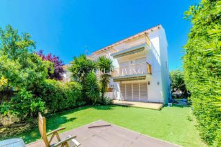 Casa en Can Girona - Terramar - Vinyet. Exclusiva casa pareada en el vinyet a pocos pasos del mar