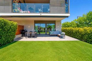 Rent Flat in La Plana. Exclusiva planta baja esquinera con 258m2 de jardín privado y má