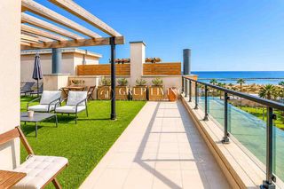 Piso en Les Salines-Pla de Sant Pere. Ático dúplex en primera línea de mar con solárium privado, pisci