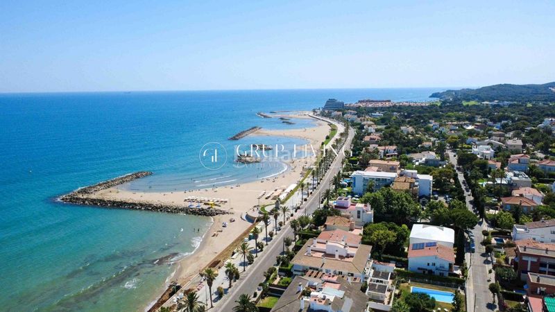 Foto bada432a-48bf-41d7-b035-cdd0bb5d42ec. Casa amb calefacció aparcament piscina a Can Girona - Terramar - Vinyet Sitges