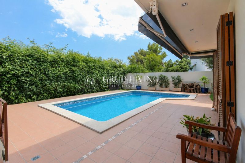 Foto dec65b43-1a25-4e44-9338-b2d25bf5964d. Casa amb calefacció aparcament piscina a Vallpineda-Santa Bàrbara Sitges
