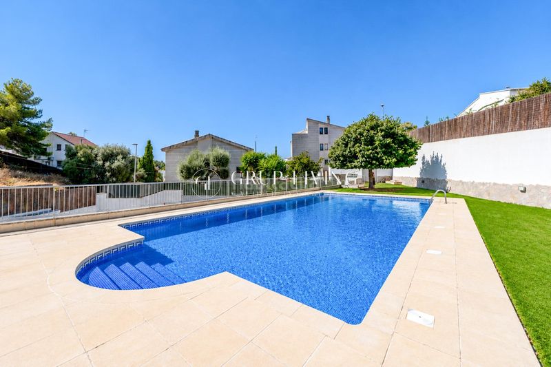 Foto 8d1b6222-0f09-40b7-94de-36be0a3d4c90. Casa amb calefacció aparcament piscina a Levantina - Montgavina - Quintmar Sitges