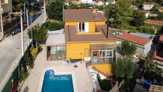 Casa  Avenida les palmeres. Casa familiar con piscina, privacidad y espectaculares vistas a
