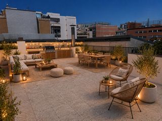 Pis a Carrer de neptú 4. Como vivir en una casa con gran terraza privada junto a vía augu
