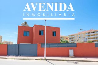 Xalet  Torreblanca 22. Chalet en venta en pueblo, 4 dormitorios.