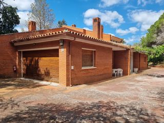 Xalet a Ametlla del Vallès (L´). Casa situada en urbanizaciòn el serrat