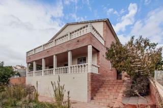 House  Carrer rosa. Chalet independiente con 6 dormitorios en calafell