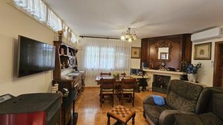 Chalet  Carrer poesia. Chalet independiente con jardín, solárium y estudio independient