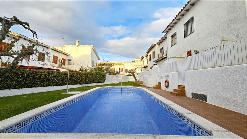 Foto 49eeffff-7a25-47d4-b9f1-abe74ba09da9. Casa adosada adosada con jardín y piscina a 500m del mar en el vendrell, zona san salvador en Coma-ruga