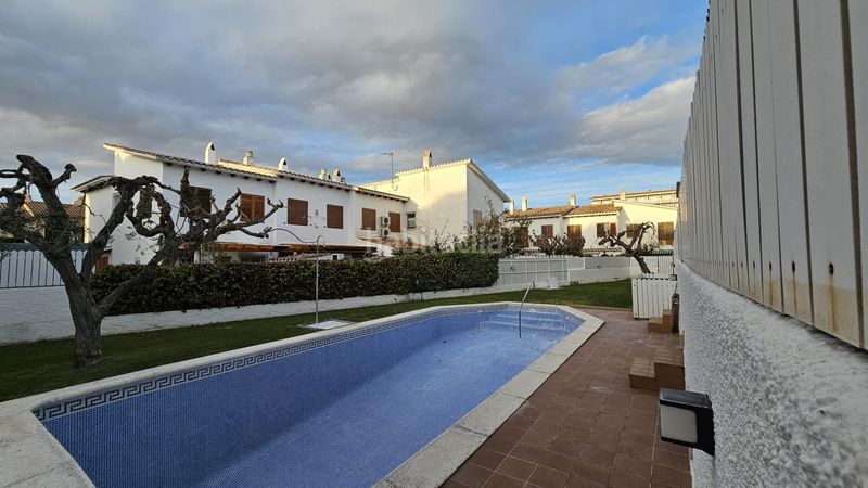 Foto c05f093a-40cf-4e68-8151-df0192e6ef3f. Casa adosada adosada con jardín y piscina a 500m del mar en el vendrell, zona san salvador en Coma-ruga