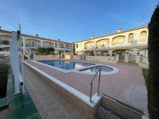 Maison jumelée  Calle gracia. Casa adosada con garaje, piscina y a 200 m del mar en sant salva