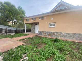 Casa  Carrer principal. Gran casa de 5 dormitorios con 3 plantas independientes en bora
