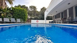 Chalet à Carrer hort des lleó 355. Villa fantástica con 4 dormitorios, 2 baños, piscina, parking