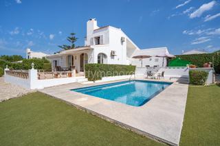 Chalet à Binibèquer. Una villa fantastica en binibeca con piscina y vistas al mar