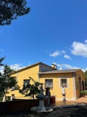 Maison à Massanes. Casa urb. riu clar 4h 2b con jardín, chimenea y vistas montaña l