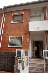 Casa a Sant Pere. Amplia casa adosada en tordera con garaje doble, terraza y 4 hab