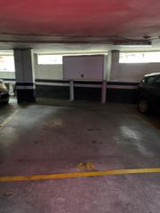 Posto auto in Via Europa - Parc Central. Amplia plaza de parking con trastero metálico en venta en plaça