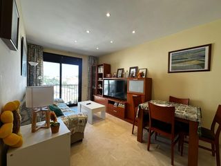 Piso en Malgrat de Mar. Amplio piso de 3 habitaciones y 2 baños con gran terraza de 35 m