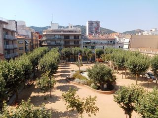 Piso en Calella. Piso con gran potencial, dos balcones y excelente ubicación fren