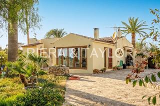 Masia a Son Servera Poble. Finca muy cuidada con bonito jardãn y piscina a 3 min. de la pla