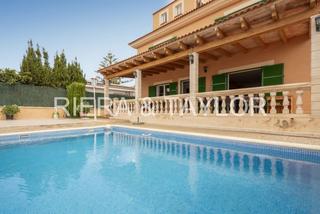 Casa aparellada a Cala Millor. Chalet con licencia de alquiler turãstico  en cala millor