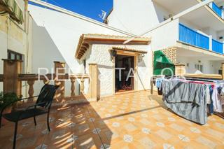 Casa aparellada a Cala Ratjada. Edificio en cala ratjada con local y varios apartamentos