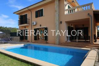 Casa aparellada a Son Servera Poble. Chalet en son servera de estilo clãsico