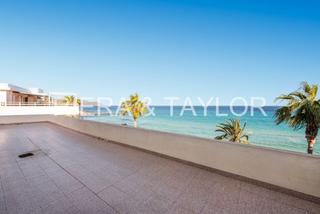 Casa aparellada a Cala Millor. Edificio en cala millor a primera linea del mar