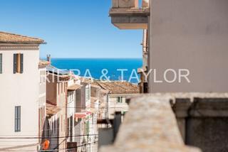 Casa aparellada a Capdepera Poble. Gran edificio en venta en capdepera con vistas al castillo