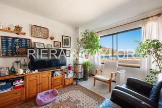Casa aparellada a Cala Ratjada. Local con apartamento y almacen en cala agulla