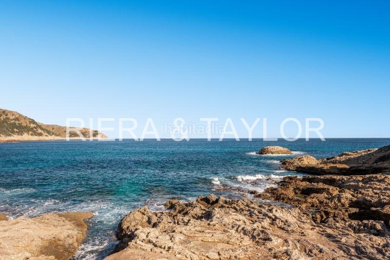 Foto f6a900eb-73ea-4d78-b4b5-7fcf23b2fad7. Casa pareada local con apartamento y almacen en cala agulla en Capdepera
