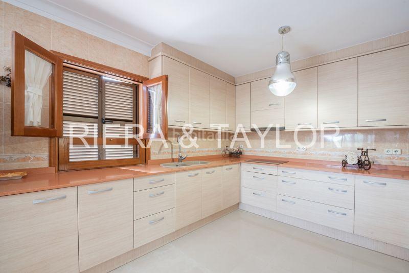 Foto b8b62f94-df45-4a2c-a1fa-ed571ad61af1. Casa pareada se vende casa con piscina en Capdepera poble Capdepera