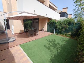 Casa aparellada a La Quinta. Tu nuevo hogar en la quinta espacio, comodidad y vida al aire li