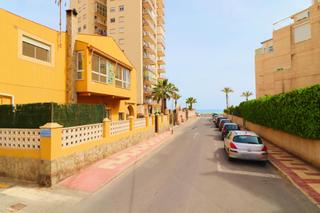 Xalet a Calle isaac peral 4. Chalet con 2 viviendas a 30 metros de la playa de muchavista con