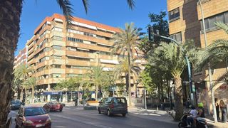 Local Comercial  Avenida avenida benito pérez galdós. Amplio local comercial a un paso del centro de alicante  una opo