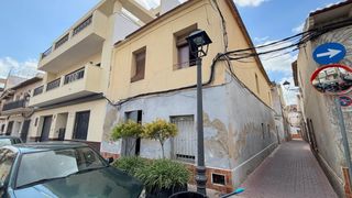 Terreny residencial a Calle santa barbara 8. Solarcasa para reformar en pleno centro de catral