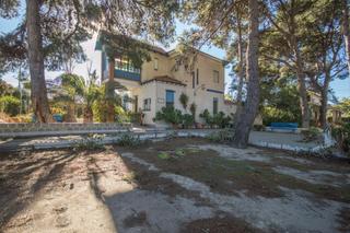 Rent Chalet in Campo Alto-Club de Campo. Chalet en alquiler en la misma avd mediterraneo