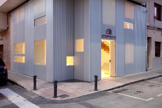 Lloguer Local Comercial a Calle joaquín coronel 59. Versatil oficina reformada en pleno centro