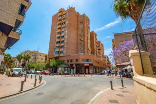 Etagenwohnung in Amadeo de saboya 2. Amplia vivienda con garaje incluido en carolinas altas  edificio