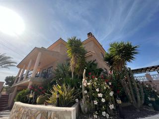 Xalet a Busot. Chalet en venta en urbanización llano pastores