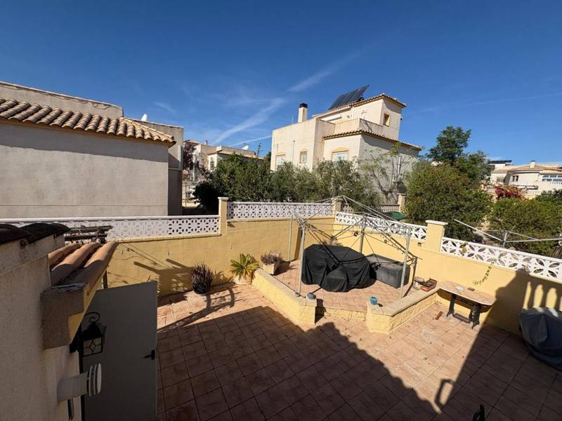 Foto b3d5ffbe-593c-4696-97aa-6e032d88fd23. Chalet  internacional en Castalla