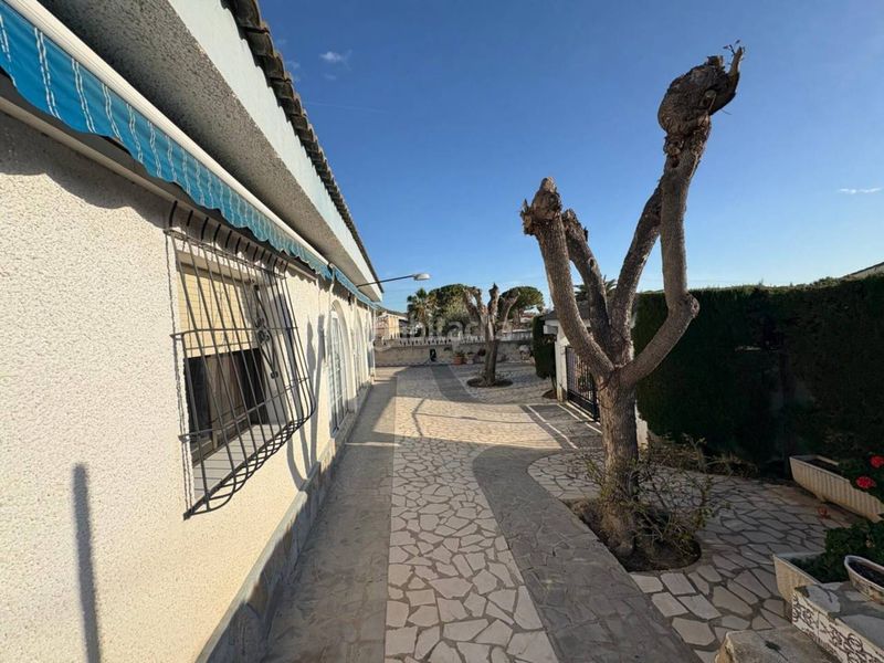 Foto 286ba4ee-654f-4d0e-bc83-2c971abe7456. Xalet amb aparcament piscina a Busot