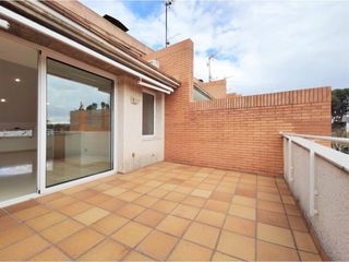 Casa aparellada  Calle parador. Casa adosada en venta en pineda de bages