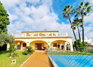 Casa  Santa elena. Villa individual con piscina en zona gran avenida