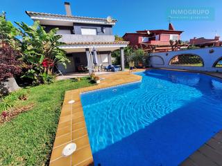Casa a Heliópolis. Villa individual con piscina a la venta en calle sigalero, cerca