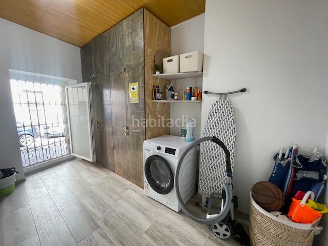Foto f305d062-38a2-4b1c-a9e3-72fd60c8b240. Edificio en Carolinas Bajas Alicante