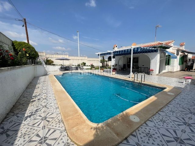 Foto 0d3d9959-8f80-4eaa-b905-99ebdcb20b6f. Xalet amb xemeneia calefacció aparcament piscina a Elche / Elx