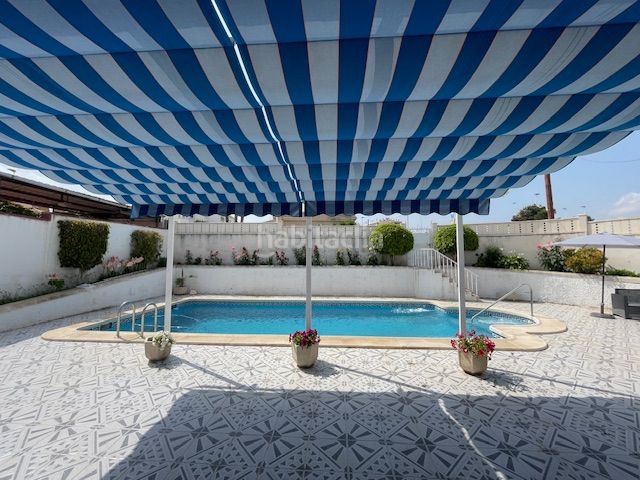 Foto fd7a3d23-b107-456a-af06-9b404f7dc0fd. Xalet amb xemeneia calefacció aparcament piscina a Elche / Elx
