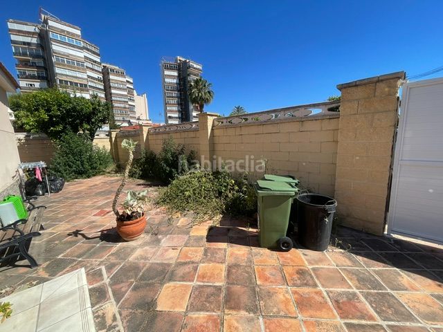 Foto 31b2d3dd-8472-421c-8e1c-d3aa791a834e. Xalet amb xemeneia calefacció aparcament piscina a Campello (el)