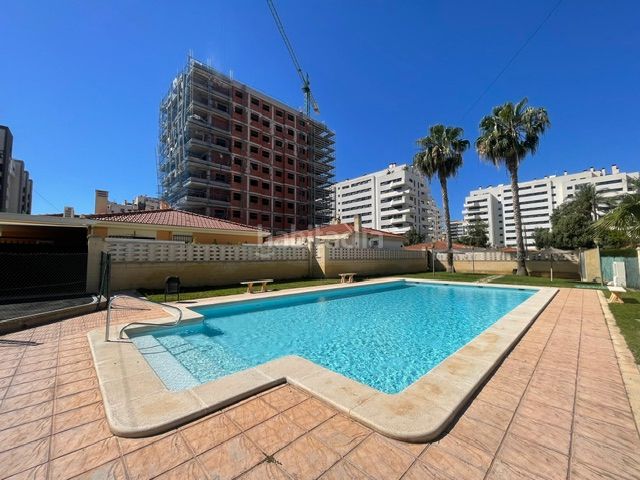 Foto 68c21d66-86ab-4f63-bde1-6bbe450b8c7f. Xalet amb xemeneia calefacció aparcament piscina a Campello (el)